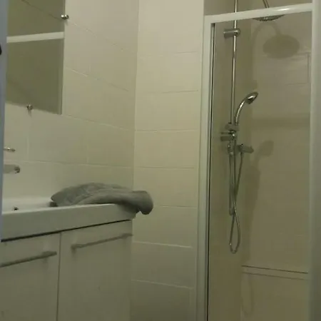 Chambres Dans Quartier Historique בית הארחה